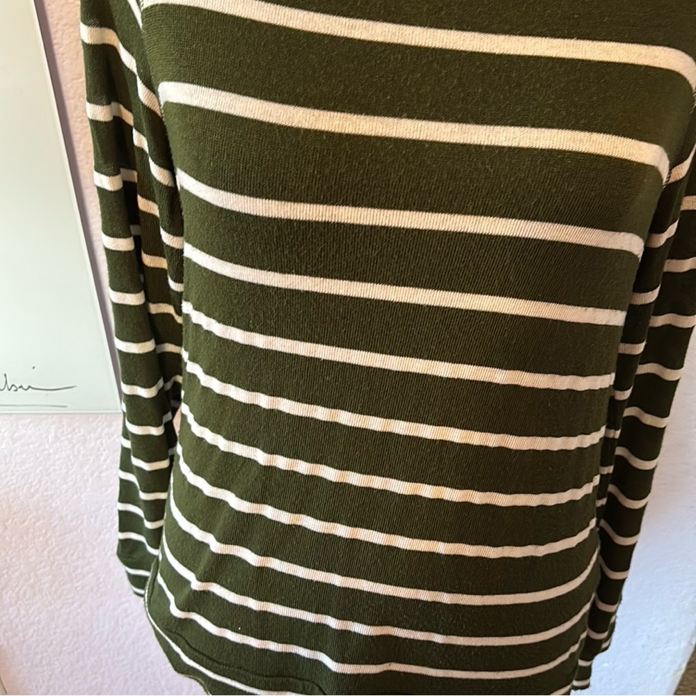Must bundle shirt size small - Picture 2 of 6